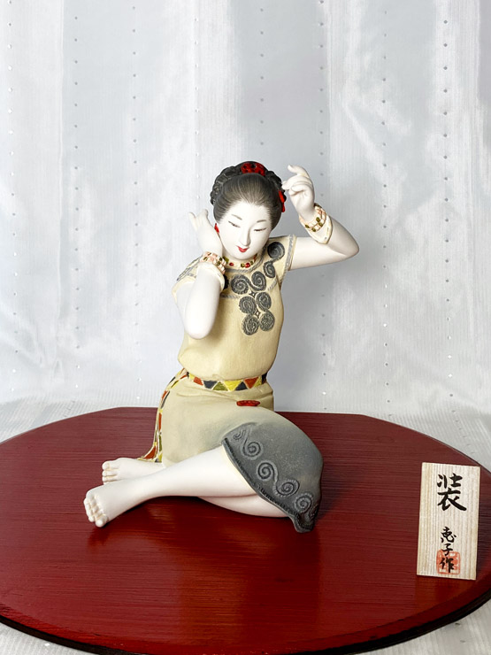 第71回 新作博多人形展で九州経済産業局長賞を受賞した博多人形師緒方恵子の作品「装」