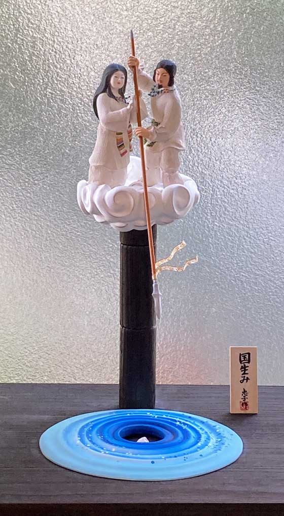 緒方恵子の新作博多人形展の作品「国生み」です