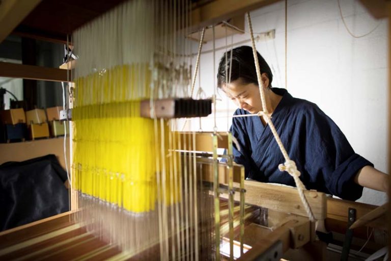 当会会員の宮嶋美紀が博多織伝統工芸士に認定されました