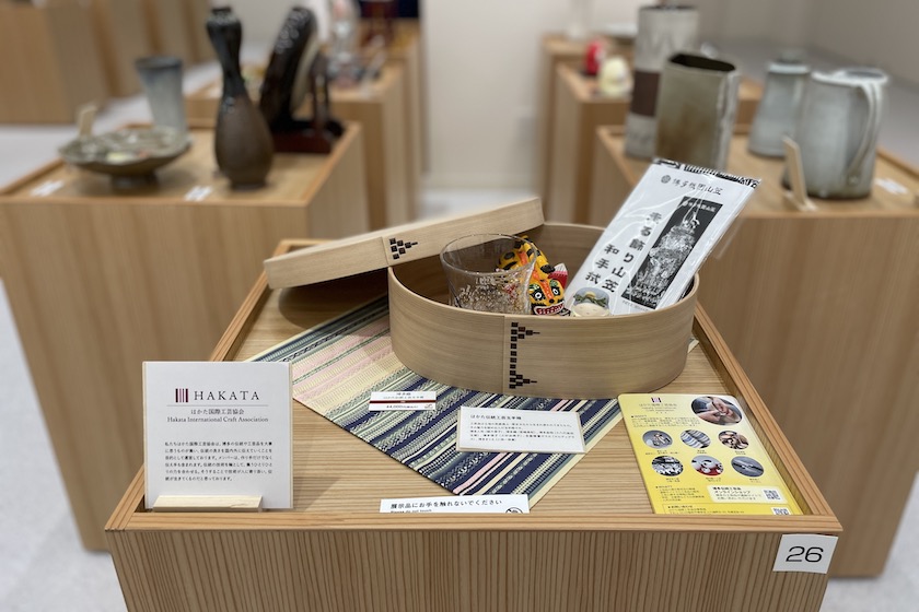 アクロス福岡の匠ギャラリー2階にあるギャラリー2で展示販売しているはかた国際工芸協会の作品「はかた伝統工芸玉手箱」です